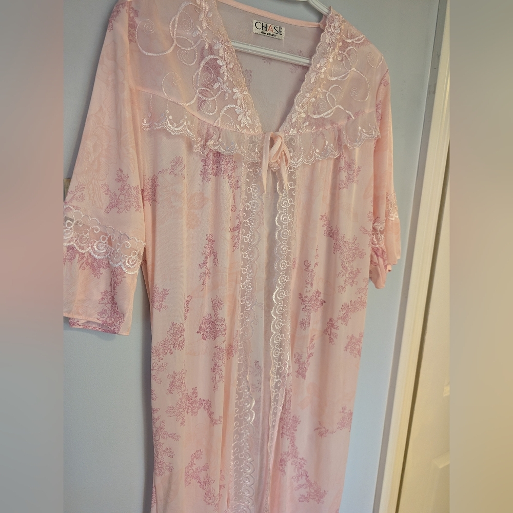 Beautiful Vintage Night Robe - Picture 3 of 6
